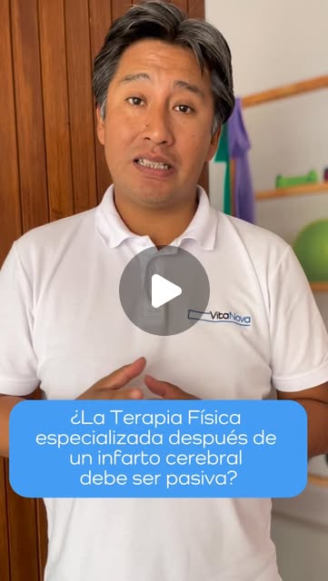 Profesional de VitaNova explicando rehabilitación física después de un ACV
